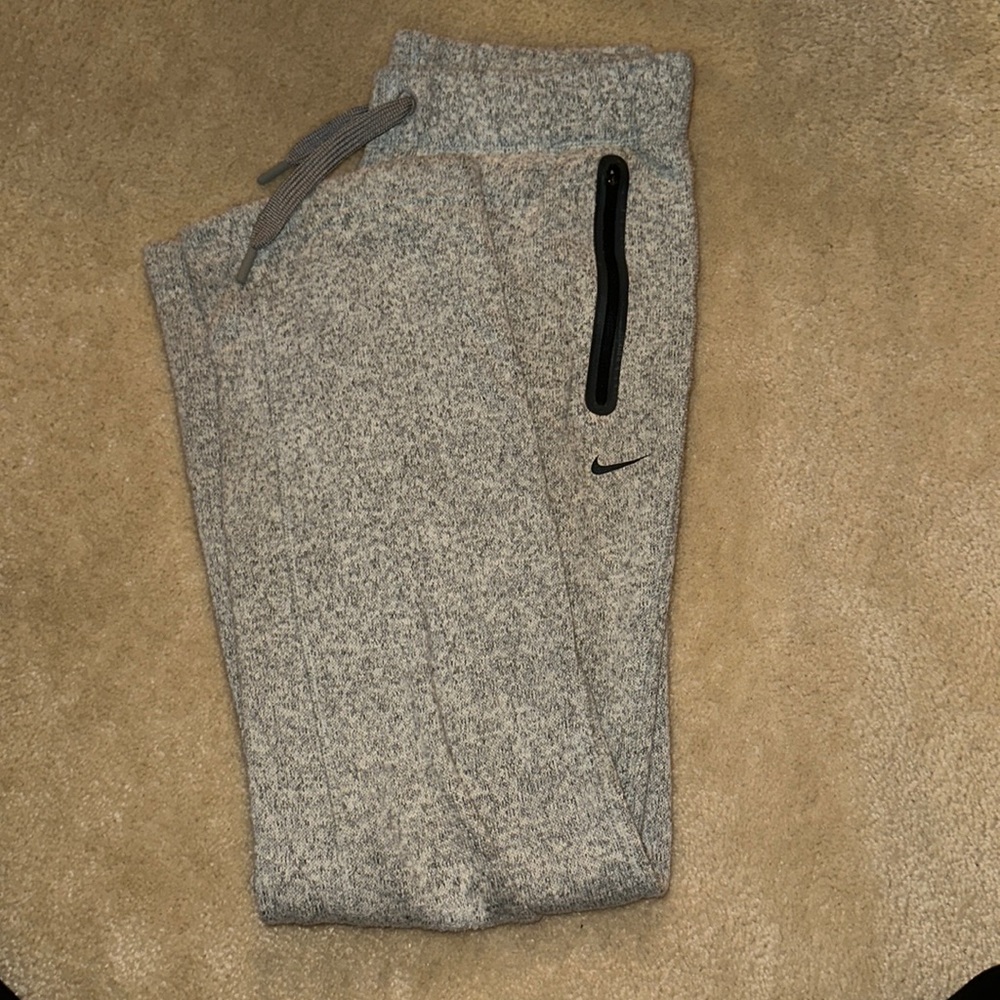 gray heathered Nike sweatpants (5)